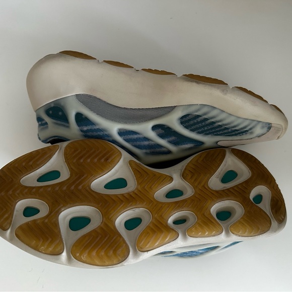 Yeezy 700 V3 - Picture 2 of 3